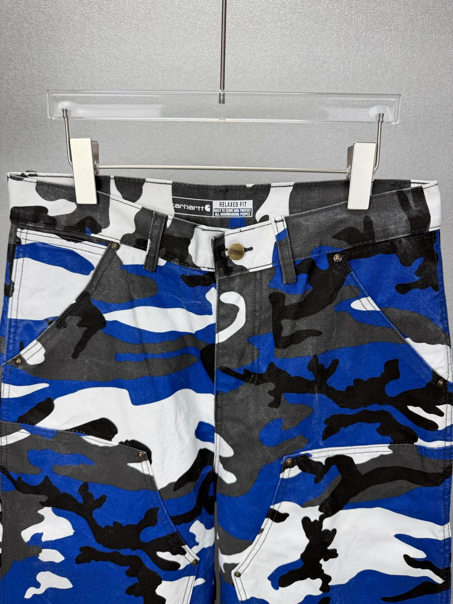 Carhartt 2026 New Arrival Logging Blue Camouflage Couple Style Straight Leg Loose Jeans High Version High Version Top Ceiling Quality Styles with different wash textures are very friendly to people with thin legs and thick legs. The straight and loose version is very flattering to the leg shape. The moderate length that never goes out of style makes it easy and casual to match. It is the basis of various styles and a must-have in the wardrobe! The fabric is stiff but also makes the upper body soft without losing texture. The washing process is even more perfect. It is a must-have item for everyone! ! ! Washed wheat, hang tag, pants label, three complete labels Color: Blue Size: 28, 30, 32, 34, 36 (five sizes)